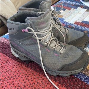 La sportive hiking boots